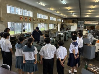 電子機械科（旋盤見学）