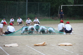 障害物競走（網くぐり）